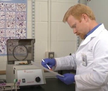 Клиника лечения наркозависимости в Алатыре Врач в кабинете клиники