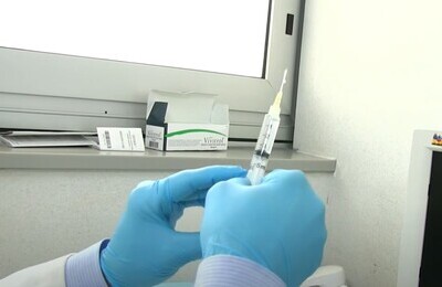 Проведение кодирования Вивитролом в Алатыре Шприц с Вивитролом в руках у врача